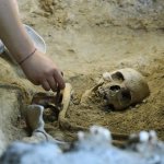 La Signora di Aisone potrebbe essere una persona vissuta ai margini della comunità o in condizioni sociali particolari